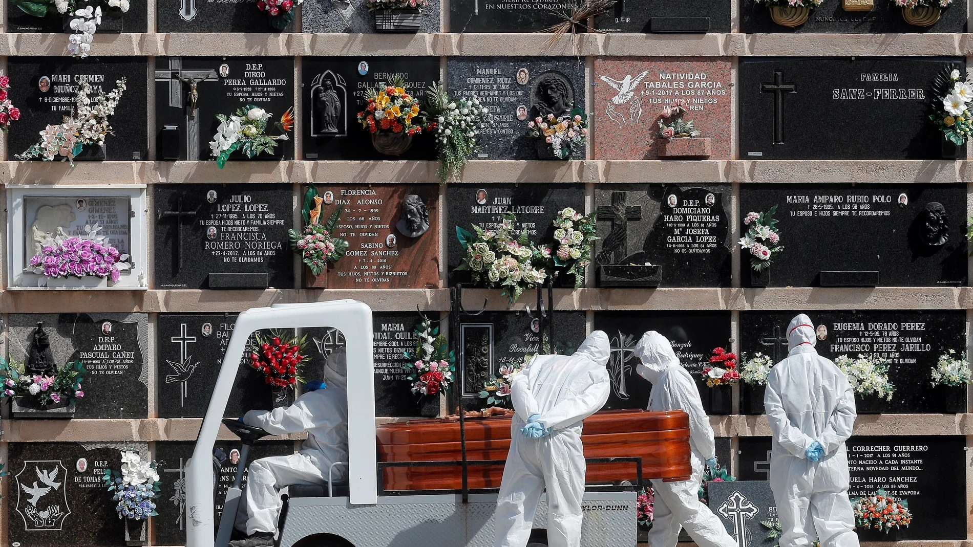 Personal del cementerio del Cabañal transporta un féretro durante un entierro