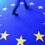 Un hombre camina en Berlín por una alfombra con el logo de Europa