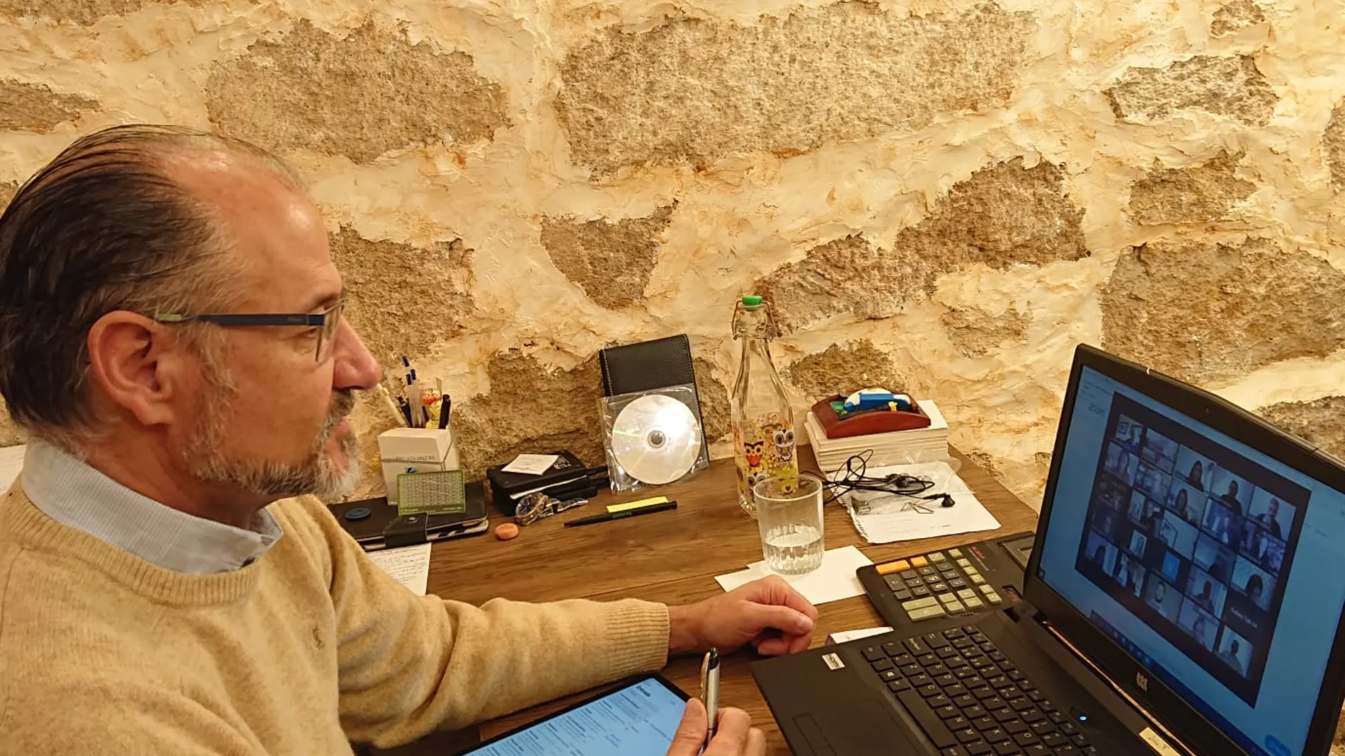 Luis Fuentes, presidente de las Cortes de Castilla y León, durante una videoconferencia desde el despacho de su casa