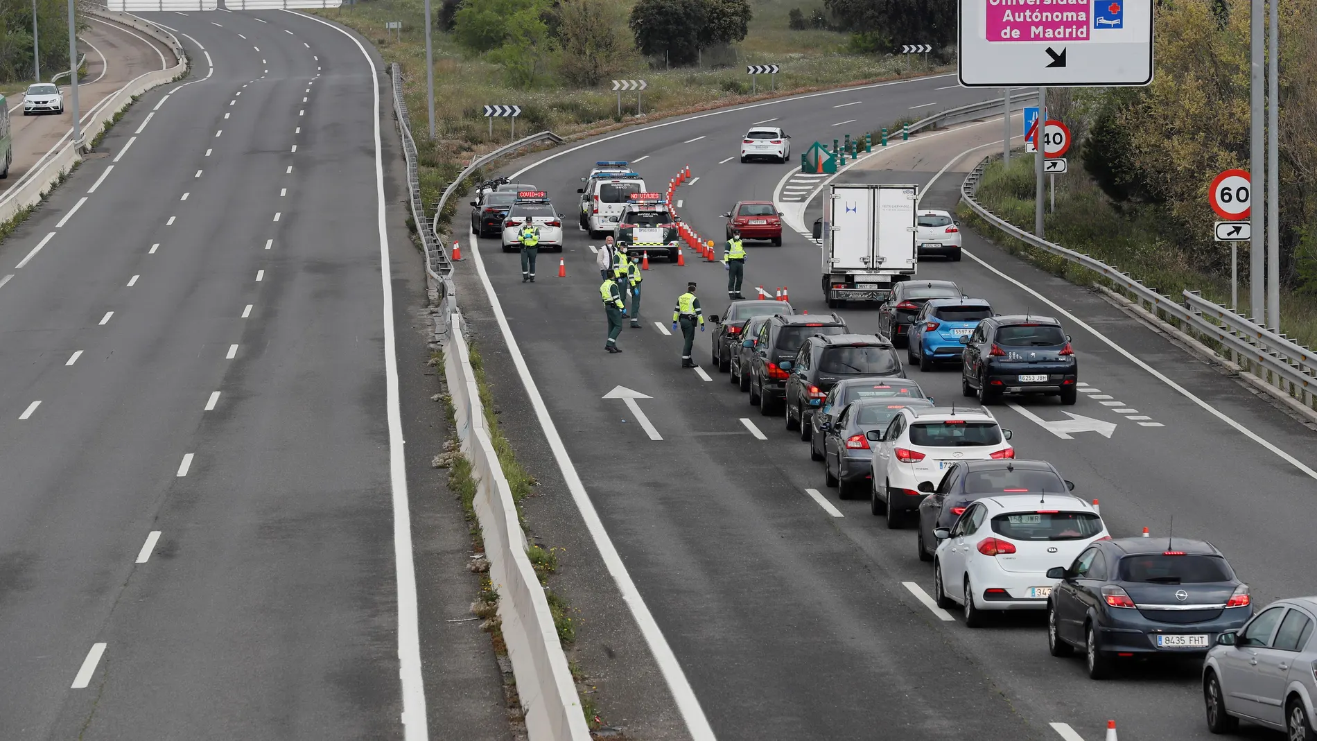La Guardia Civil realiza un control en la carretera de Colmenar en Madrid, hoy