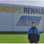 Un Policía con una de las máscaras elaborados por "Renault Rescate"