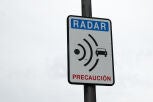 Imagen de la señalización que indica la existencia de un radar.