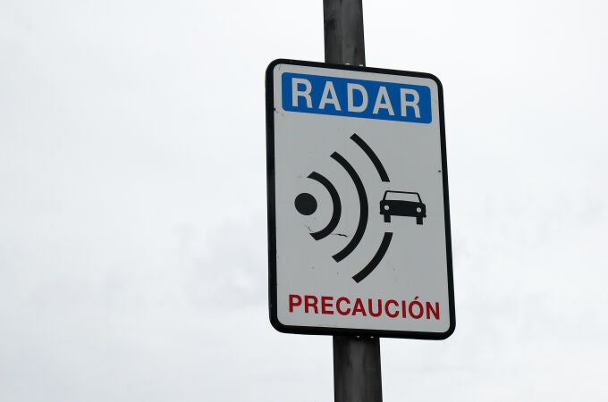 Imagen de la señalización que indica la existencia de un radar.