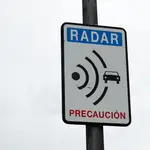 Imagen de la señalización que indica la existencia de un radar.