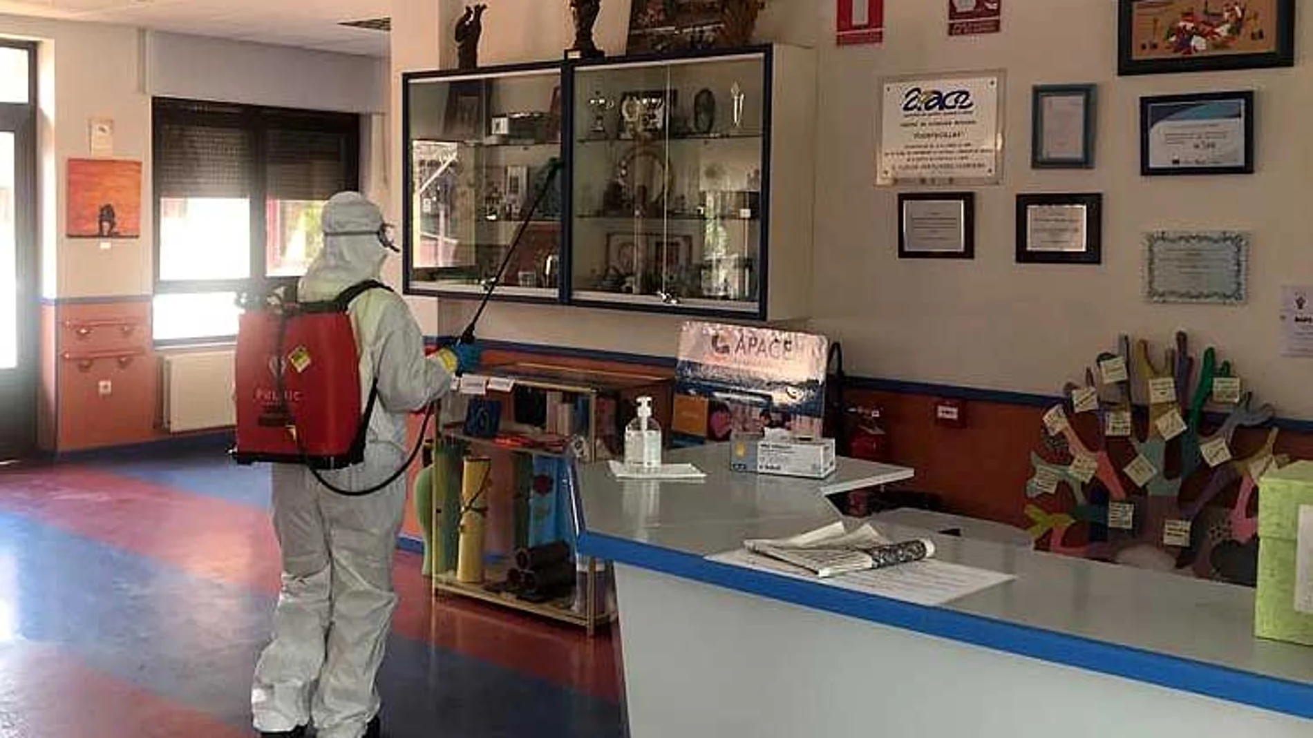 Tareas de desinfección por parte de la UME en el centro Fuentecillas de Burgos