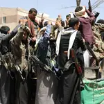 Simpatizantes armados de los hutíes frente a un hospital en Saná, Yemen