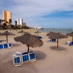 Sombrillas y hamacas en la playa desierta de Barnuevo, Santiago de la Ribera, Murcia