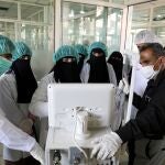 Enfermeros reciben entrenamiento para el uso de ventiladores en Saná, Yemen