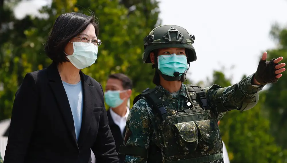 Tainan (Taiwan), 09/04/2020.- Taiwan President Tsai Ing-wen (L) visits a military base amid the coronavirus pandemic, in Tainan, Taiwan, 09 April 2020. Medical experts are rushing to develop a vaccine for the COVID-19 disease caused by the SARS-CoV-2 coronavirus and advising people to practice social distancing and proper hygiene. EFE/EPA/RITCHIE B. TONGO