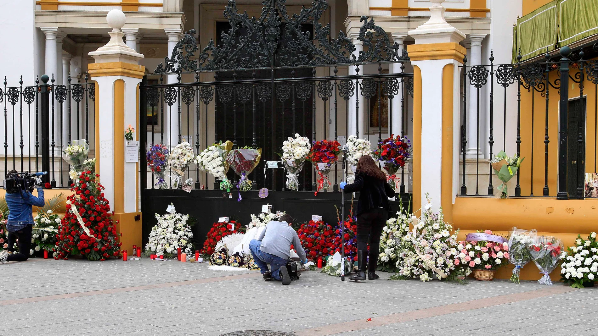 Basílica de La Macarena, Hermandad de La Macarena, con coronas de flores durante la pandemia