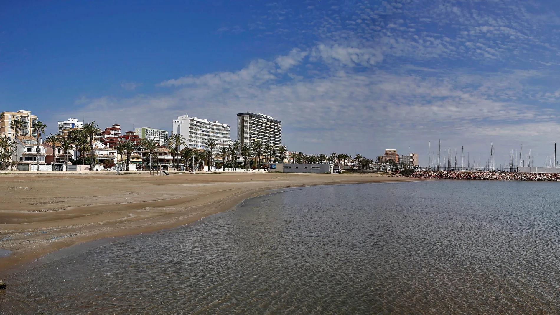 Playas vacías y controles policiales en los municipios costeros de la Comunitat Valenciana