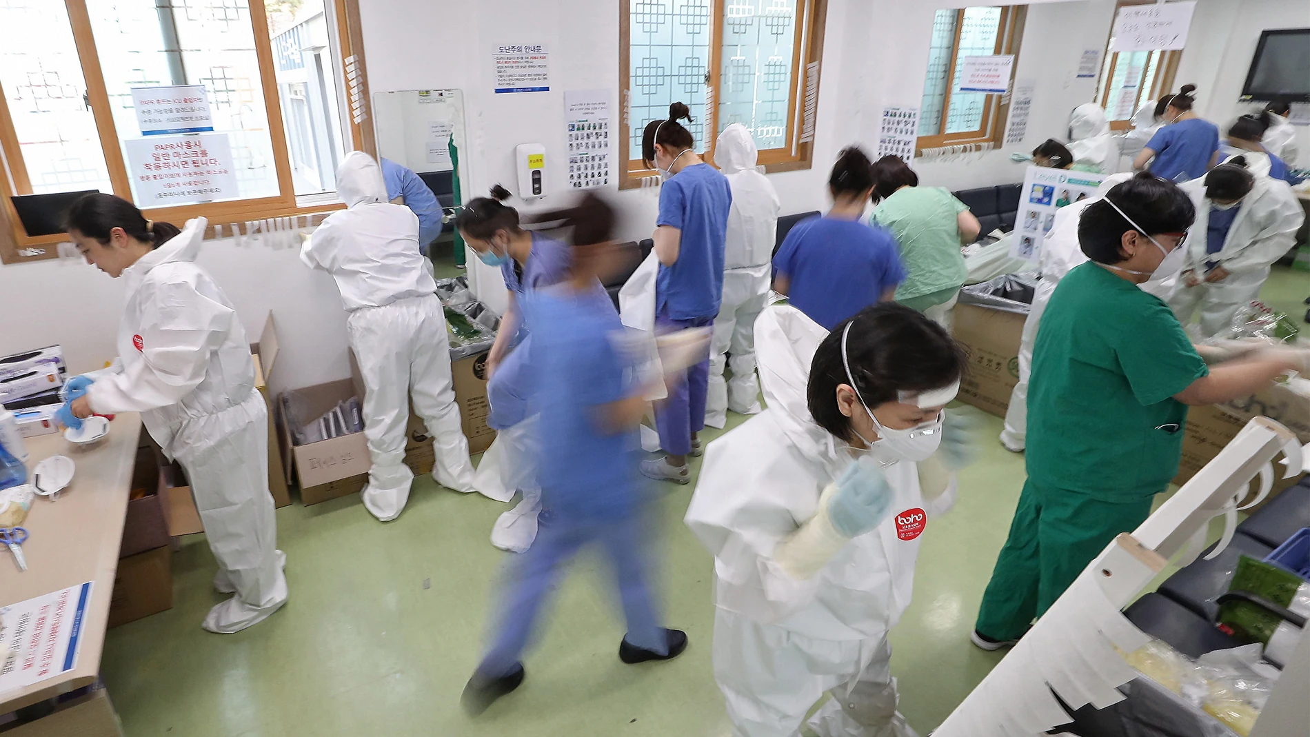 Daegu (Korea, Republic Of), 09/04/2020.- Medical staff at Dongsan Hospital put on protective gear as they get ready to treat novel coronavirus patients in Daegu, South Korea, 09 April 2020. (Corea del Sur) EFE/EPA/YONHAP SOUTH KOREA OUT