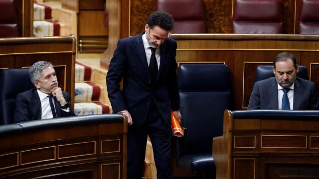 MADRID, 09/04/2020.- El diputado de Ciudadanos Edmundo Val pasa ante los ministros José Luis Ábalos y Fernando Grande Marlaska (i) antes de intervenir en el pleno celebrado este jueves en el Congreso para aprobar una nueva prórroga del estado de alarma, en un debate en el que también se abordará la nueva fase que se abrirá en las próximas semanas con el levantamiento progresivo de las restricciones a la movilidad por el coronavirus. EFE/Mariscal POOL