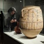 Una visitante en la exposición del MARQ en Teherán.