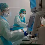 Un paciente con Covid-19 es atendido en la unidad de cuidados intensivos montada temporalmente para atender a los enfermos de coronavirus en el hospital Germans Trias i Pujol de Badalona (Barcelona)