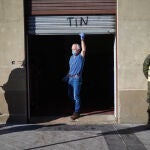 Un comerciante echa el cierre entre varios miembros del Ejercito de Tierra (Regimiento America 66 de Cazadores de Montaña) que protegen el perímetro de trabajo durante la desinfección del mercado municipal de Abastos del barrio del ensanche de Pamplona