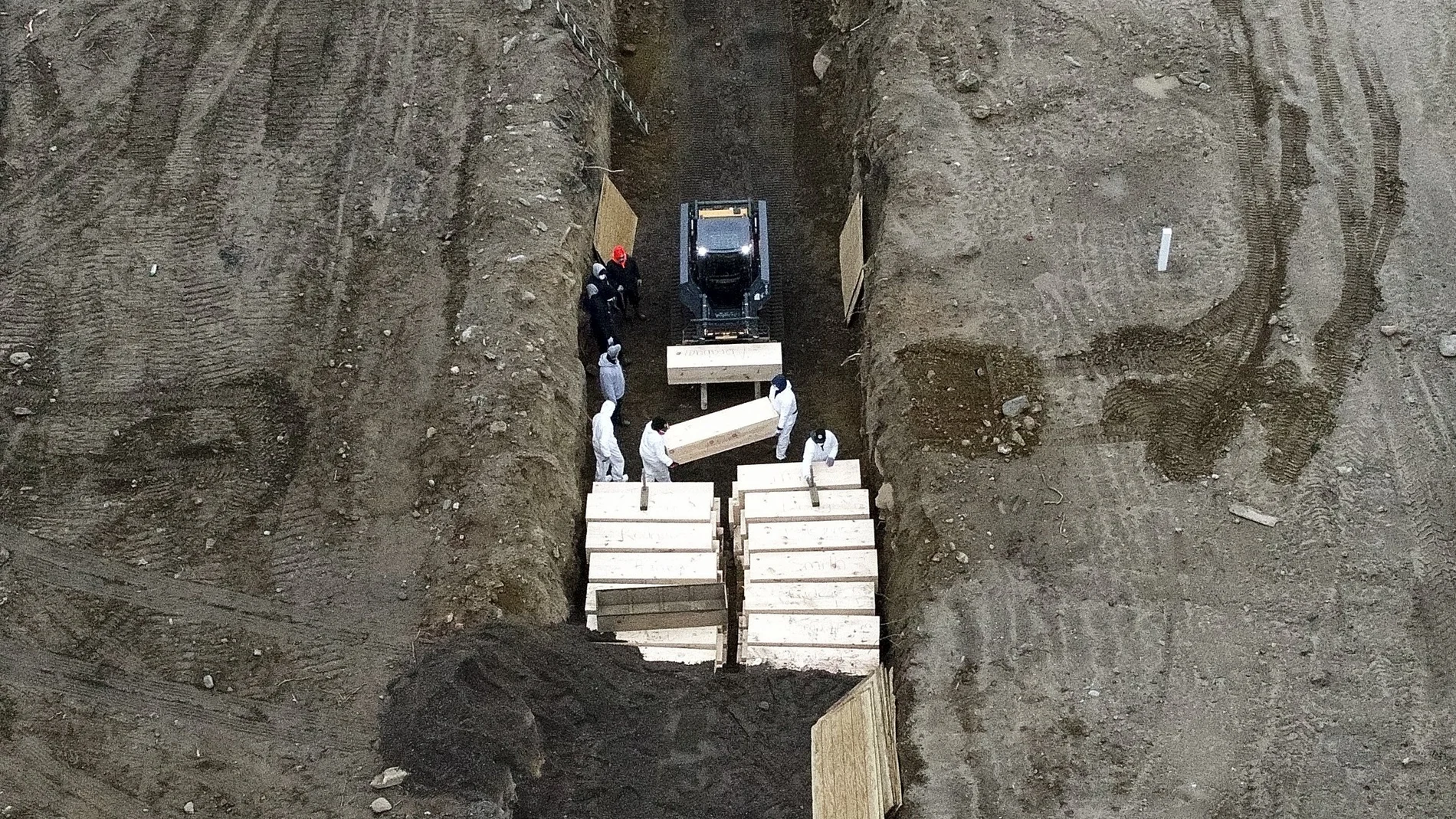 Imágenes aéreas de los enterramientos masivos en la isla de Hart
