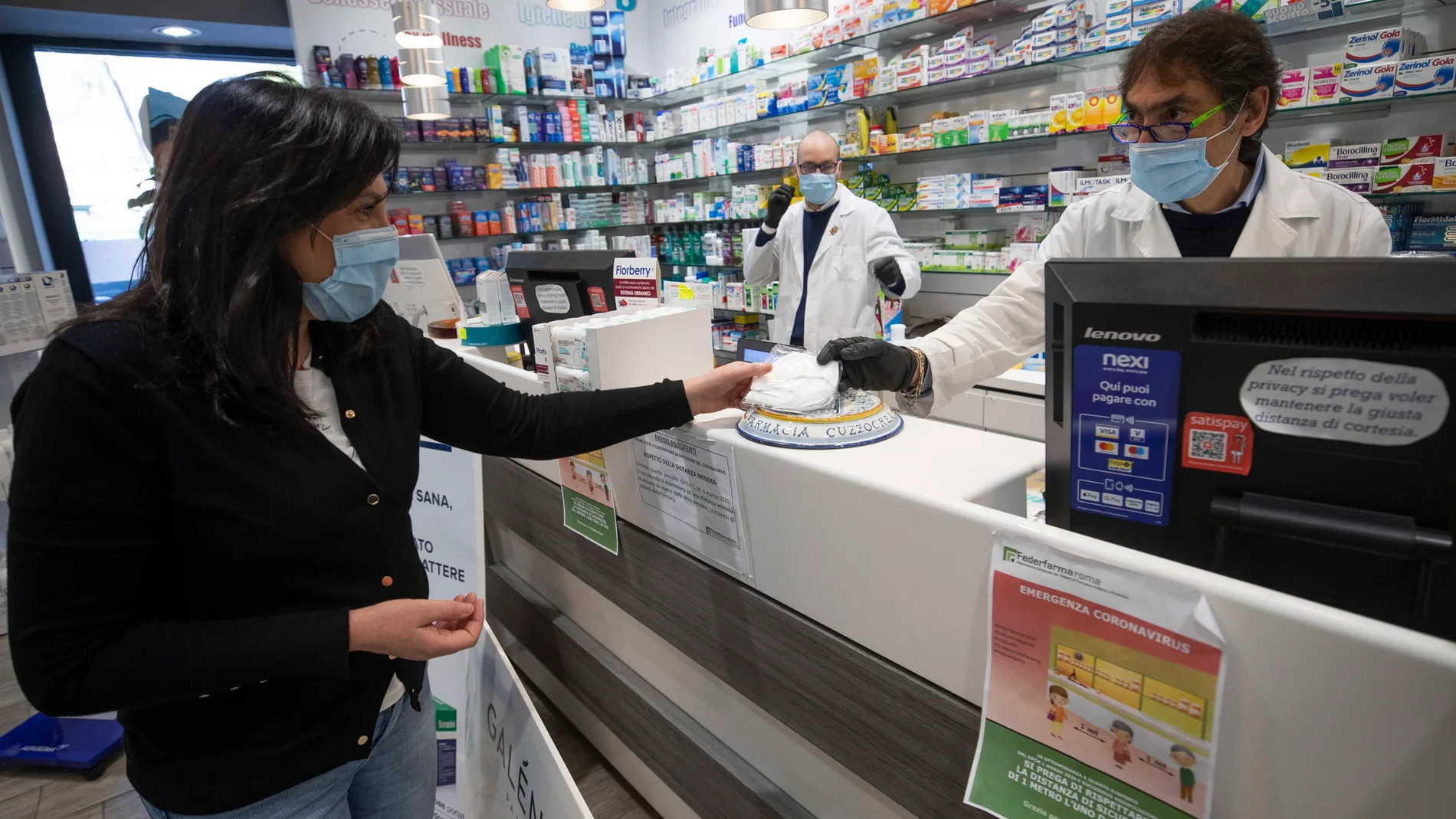 Las farmacias italianas ofrecen mascarillas a sus clientes/EFE