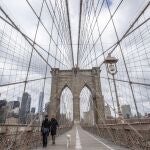 El puente de Brooklyn, normalmente masificado, ayer, tan solo algunas personas lo transitaban/AP