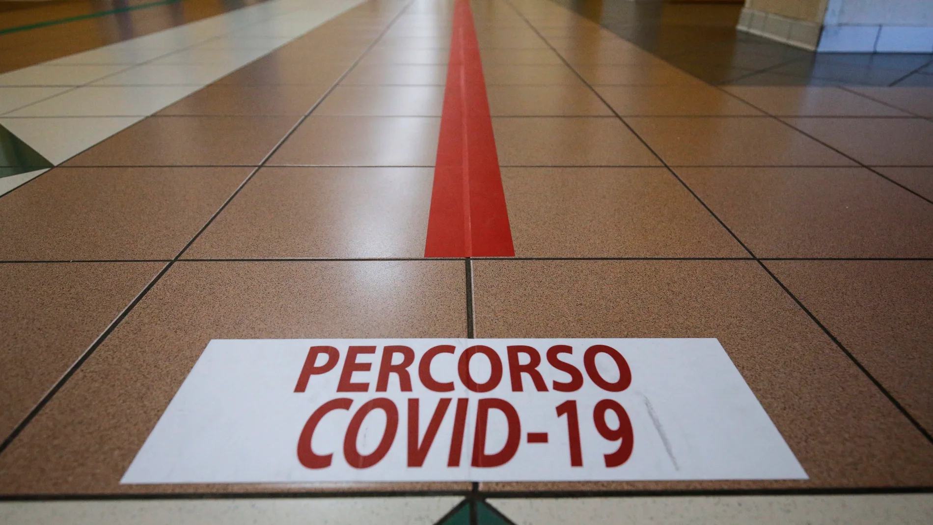 Línea que separa a los pacientes con Covid-19 de los demás en los hospitales italianos/EFE