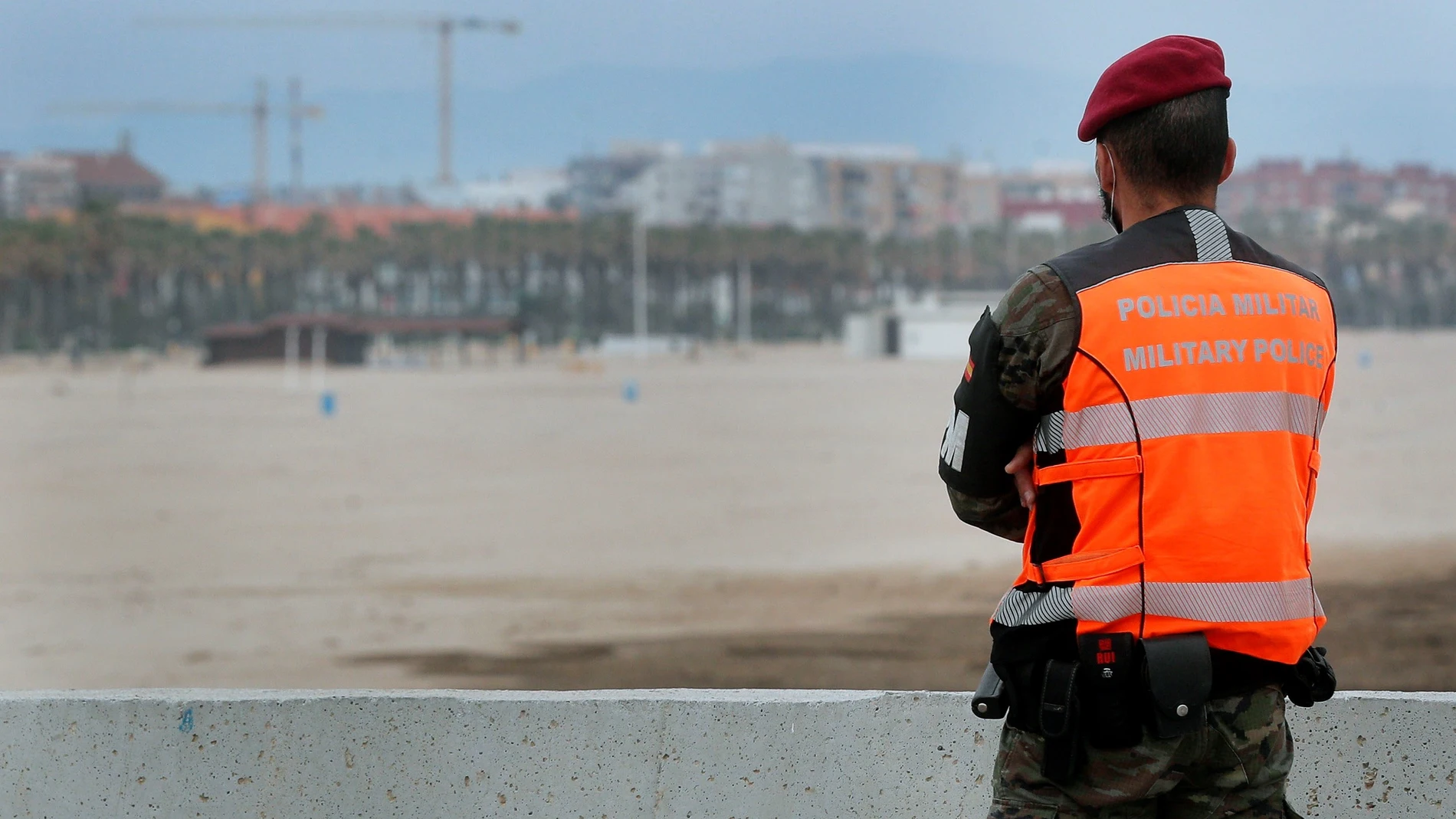 Policía Militar vigila la playa de la Malvarrosa
