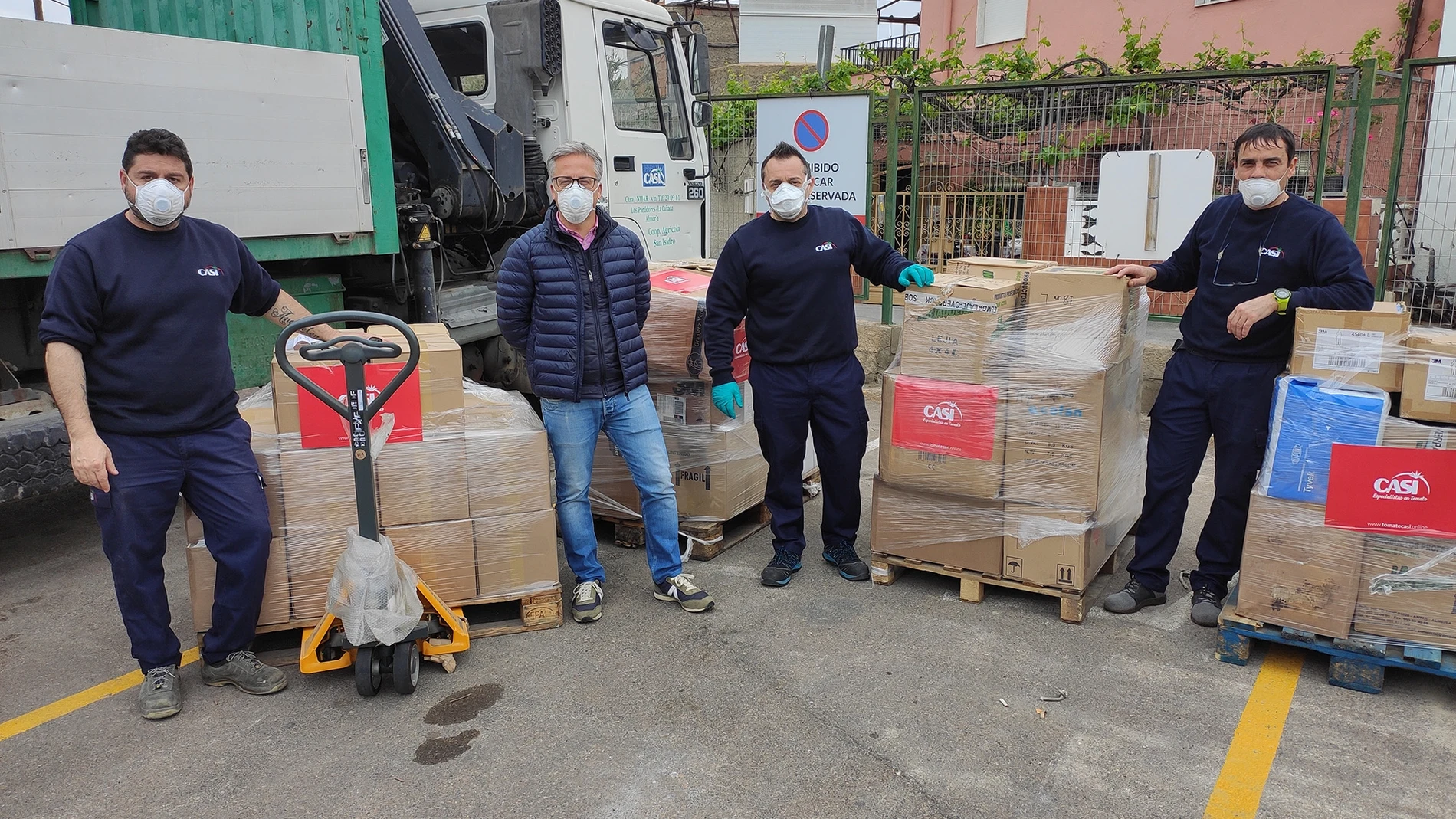 Hasta ocho pallets con equipamiento de protección individual y material de desinfección homologado han partido esta semana desde el centro de suministros de CASI