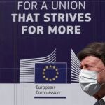 Un hombre con mascarilla pasa frente la Comisión Europea en Bruselas
