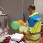 Globos y cartas de ánimo en los cumpleaños de los pacientes de Ifema