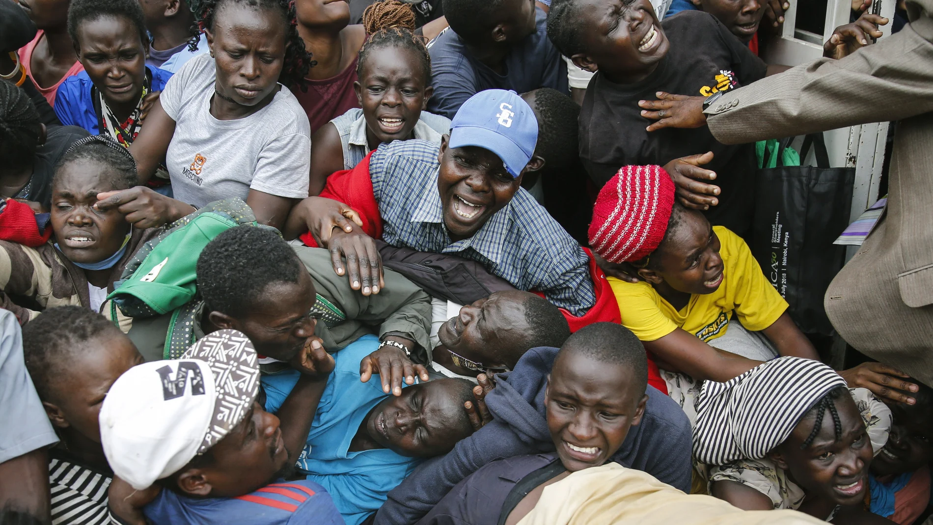 Kenianos desesperados por recibir alimentos en plena emergencia por el coronavirus
