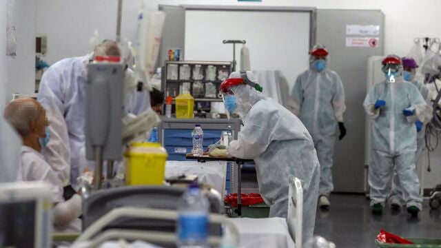Personal sanitario, durante su jornada de trabajo en una planta del Hospital Puerta de Hierro