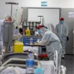 Personal sanitario, durante su jornada de trabajo en una planta del Hospital Puerta de Hierro