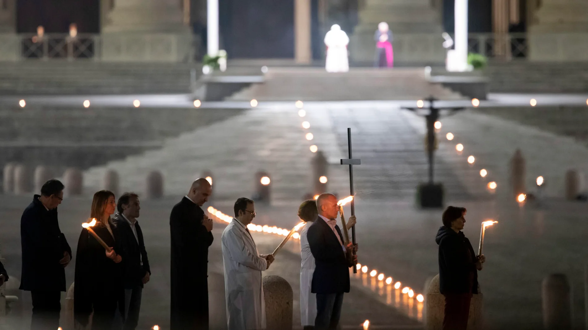 El Papa Francisco, al fondo, presidiendo el Via Crucis en la Basílica de San Pedro