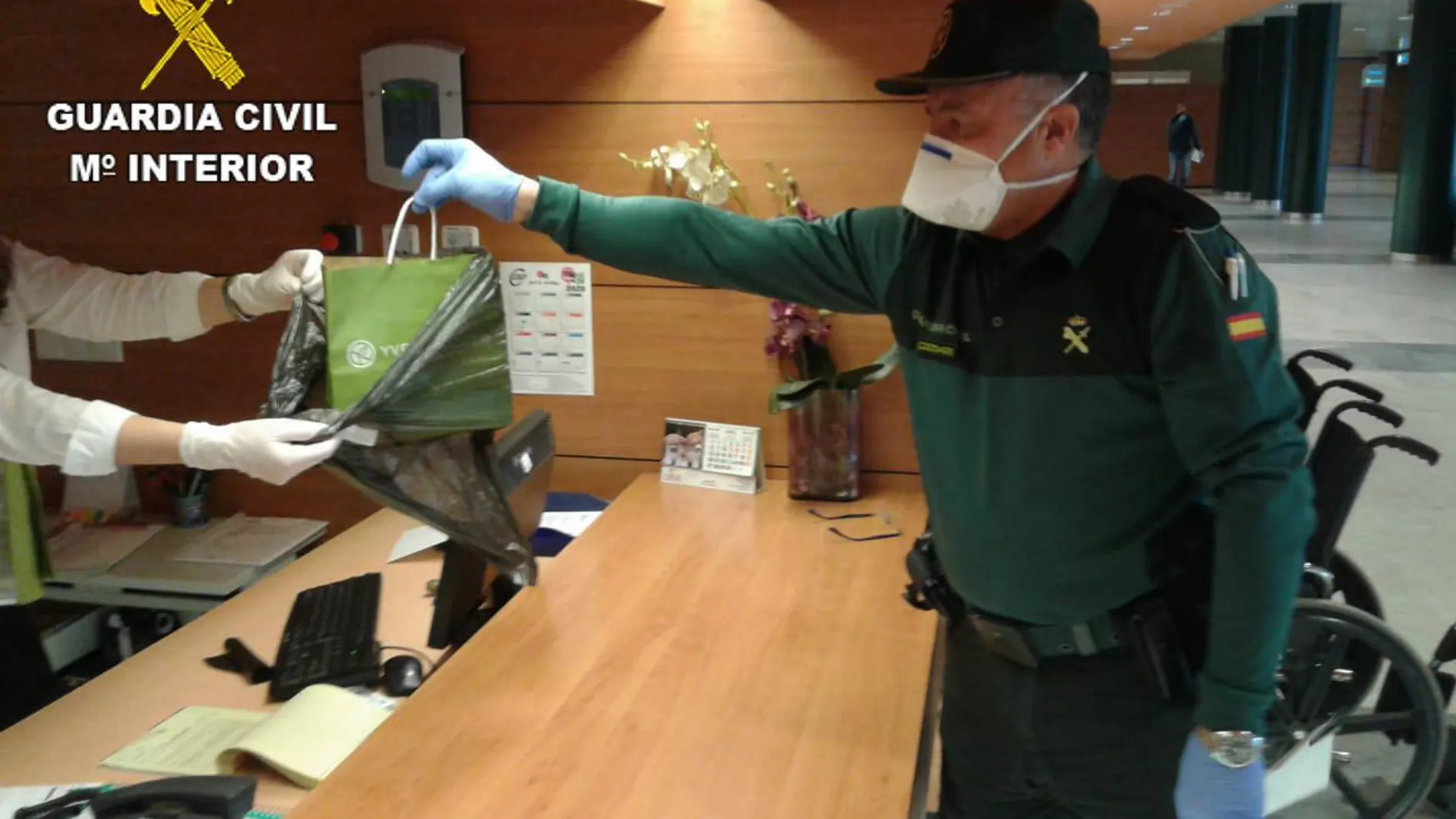 La Guardia Civil entrega el móvil en el Hospital de León