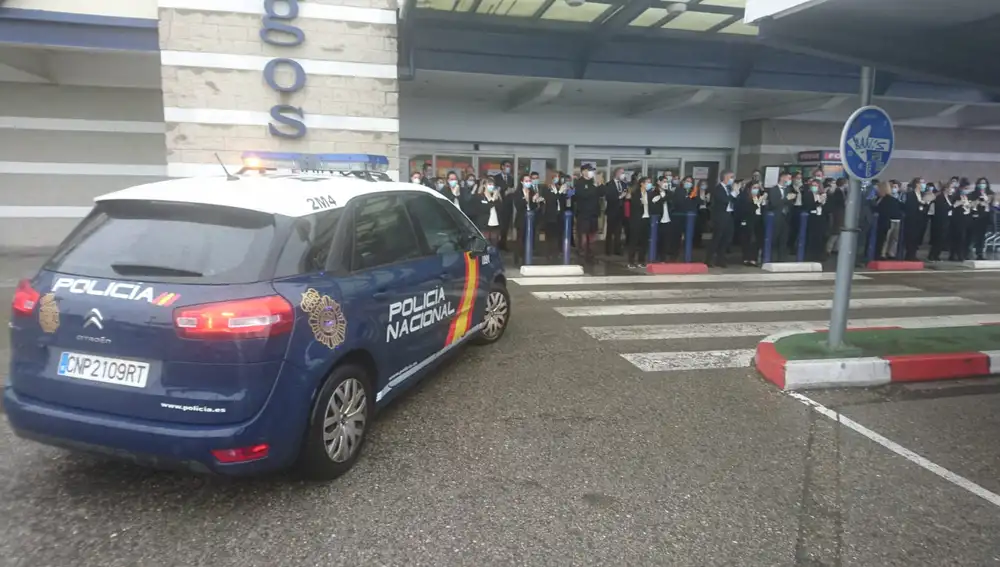 Homenaje de la Policía Nacional a los trabajadores de Hipercor Burgos