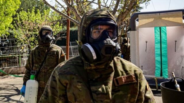 Militares del Regimiento de Defensa NBQ de Valencia se disponen a desinfectar una residenciaRICARDO RUBIO11/04/2020