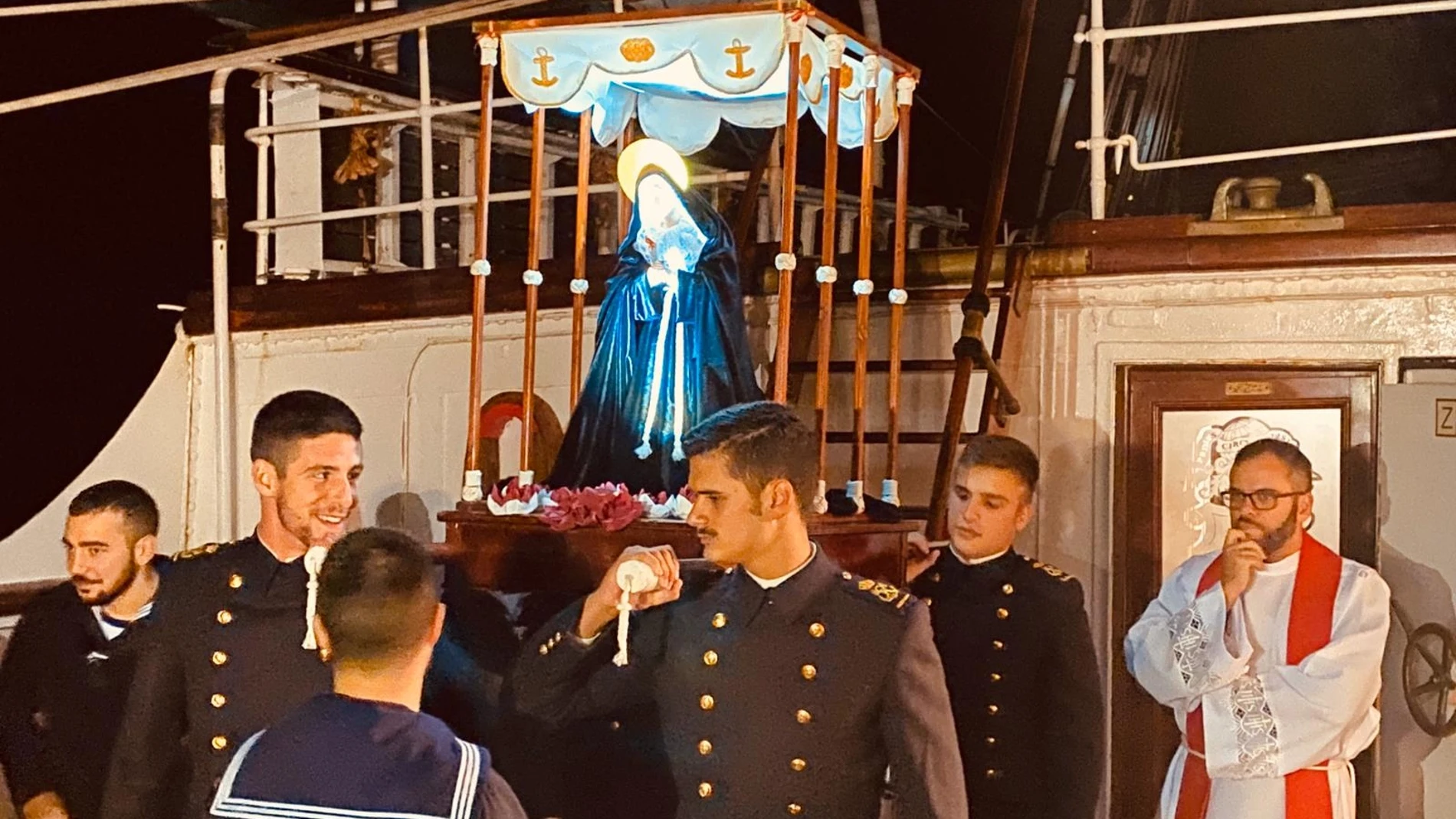 Procesión a bordo del "Juan Sebastián de Elcano"