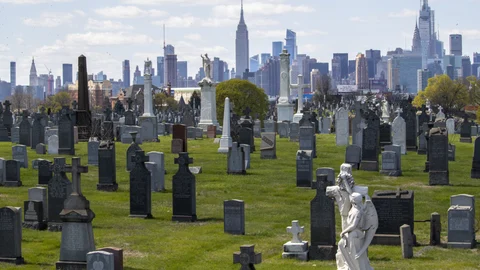 El skyline de Nueva York desde el cementerio de Queens una de las zonas más afectadas por el covid-19 con una alta incidencia entre los hispanos