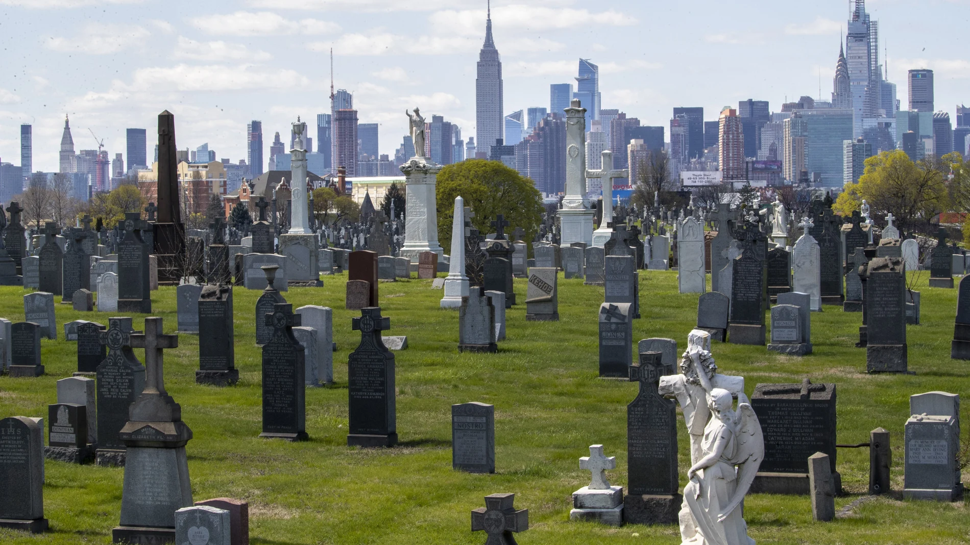 El skyline de Nueva York desde el cementerio de Queens una de las zonas más afectadas por el covid-19 con una alta incidencia entre los hispanos