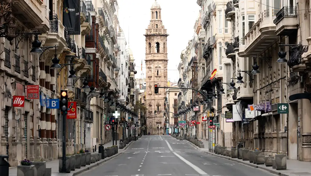 Vista de la desierta calle de la Paz en Valencia a causa de la prohibición de salir a la calle