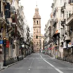 Vista de la desierta calle de la Paz en Valencia a causa de la prohibición de salir a la calle