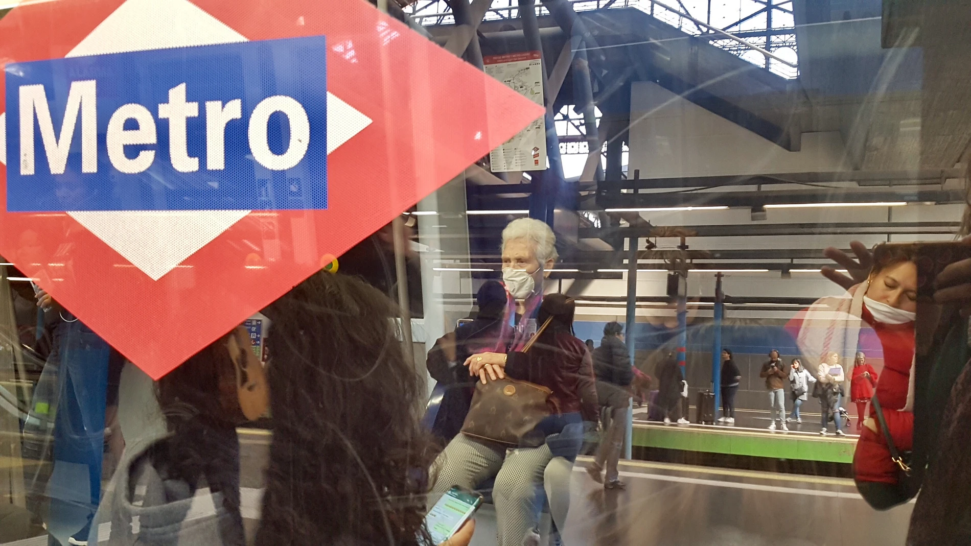 Crisis del coronavirus. Pasajeros en el Metro de Madrid.