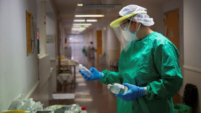 Enfermera: "Es duro llevar un EPI durante horas, pero imprescindible"