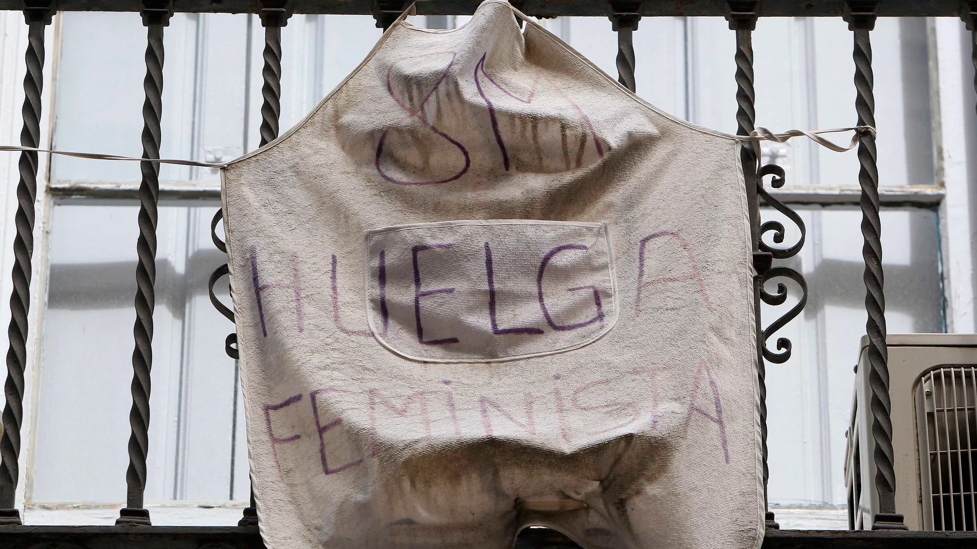 Pancarta de la huelga del 8M en un balcón