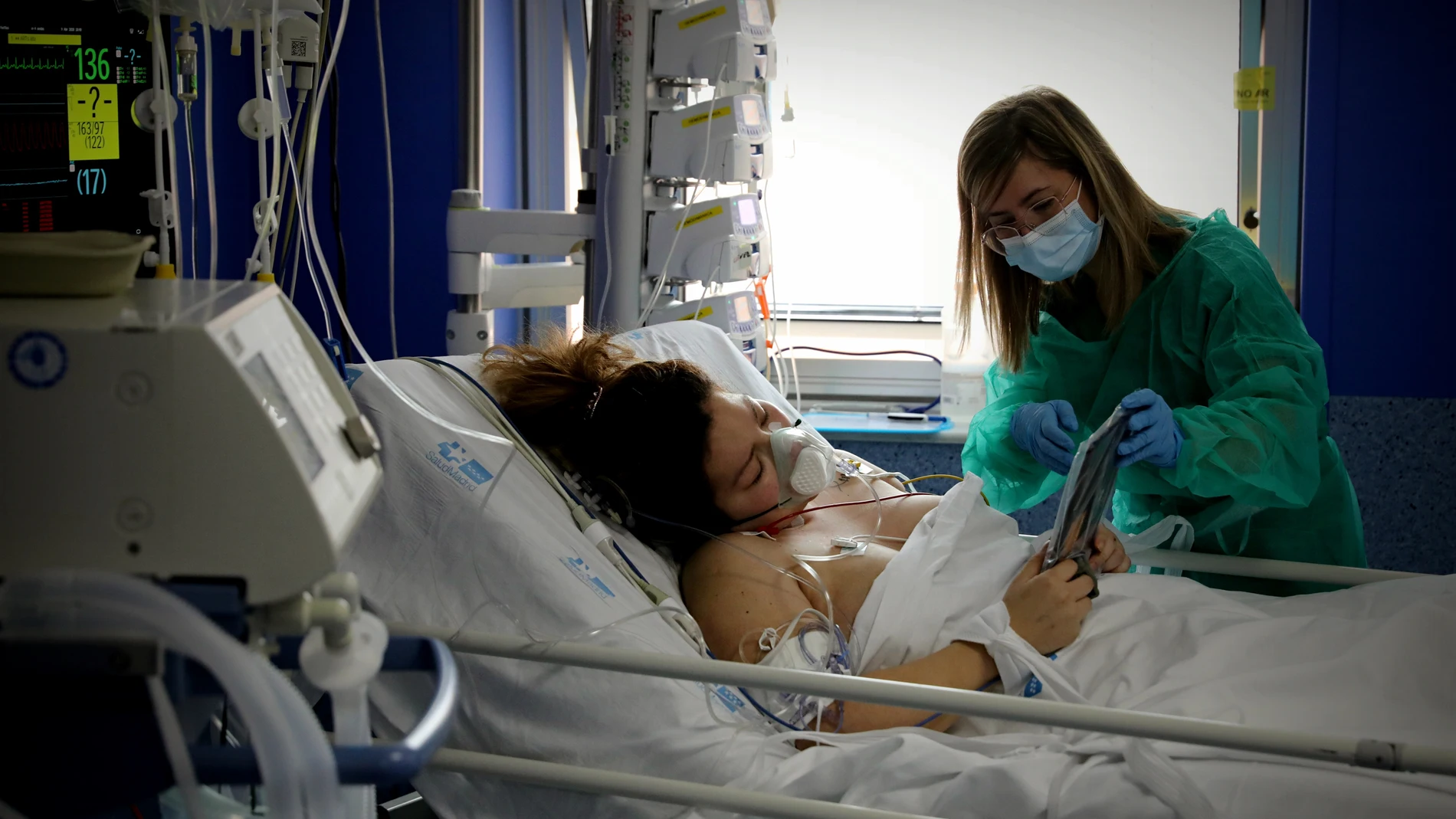Una paciente, con respirador y sedación, puede saludar a su marido con su hijo recién nacido