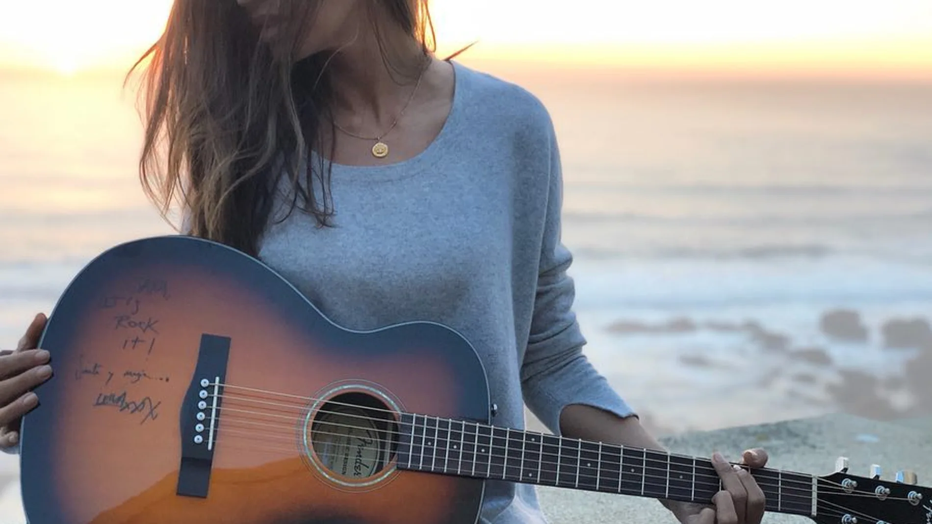 Sara Carbonero tocando la guitarra en febrero de 2019.