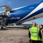 La presidenta regional, Isabel Díaz Ayuso, ha recibido este domingo en el aeropuerto de Barajas al avión de la Comunidad de Madrid