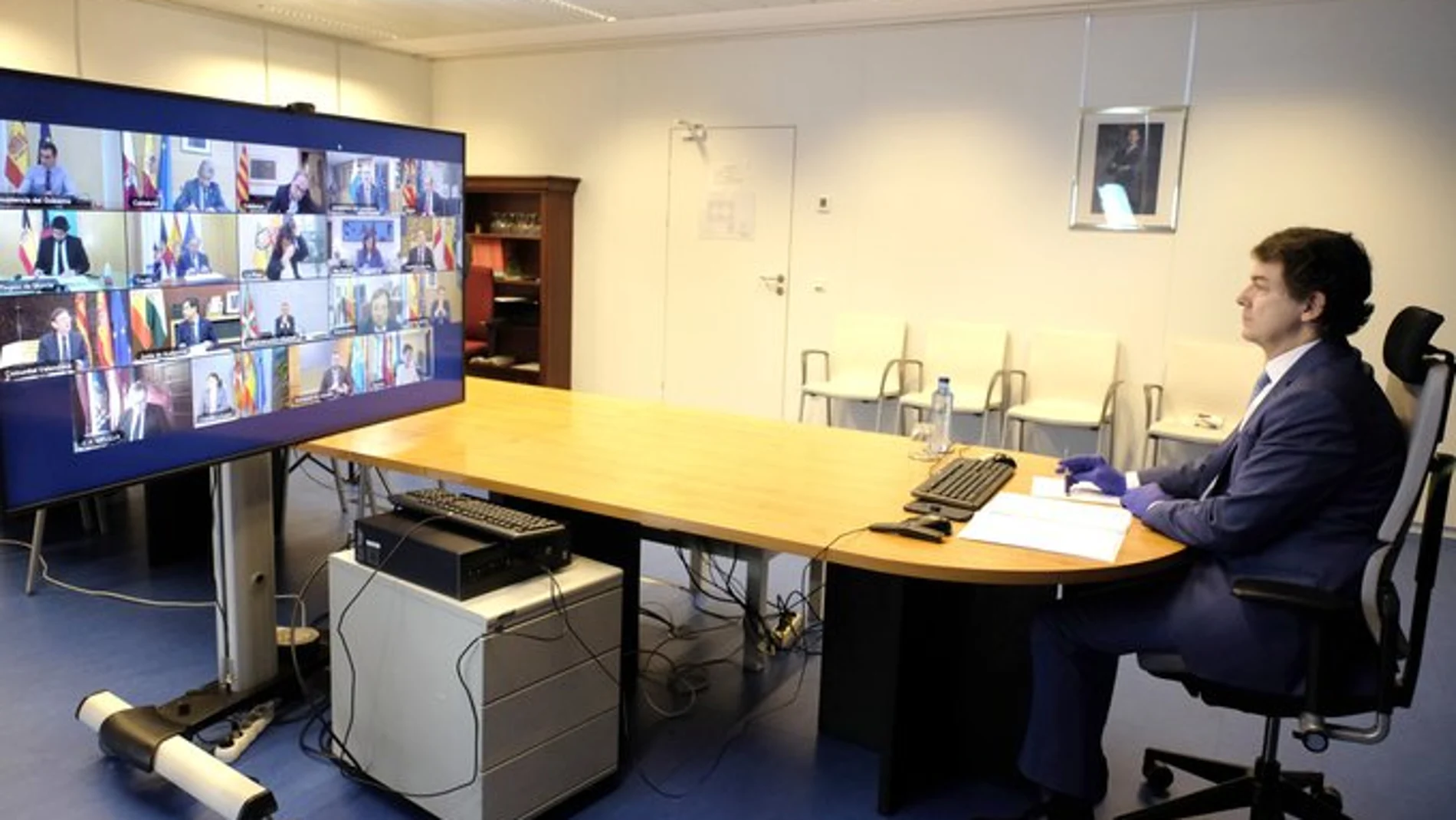 Alfonso Fernández Mañueco durante la videoconferencia mantenida con el presidente del Gobierno y los autonómicos