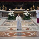 El Papa Francisco da la bendición "Urbi et Orbe" en una vacía basílica de San Pedro del Vaticano/EFE