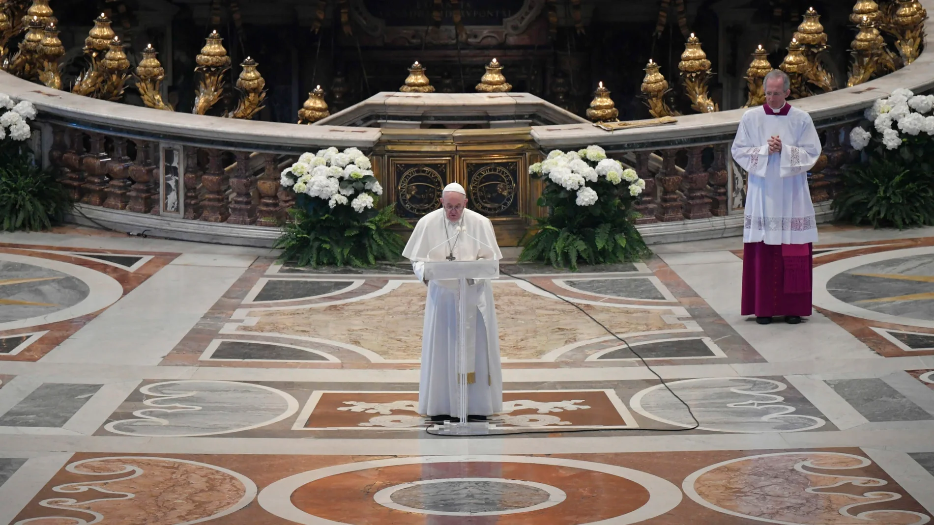 El Papa Francisco da la bendición "Urbi et Orbe" en una vacía basílica de San Pedro del Vaticano/EFE