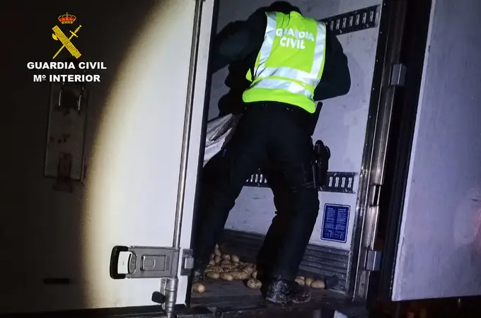 La Guardia Civil salva a un camionero que había quedado atrapado por la carga que portaba